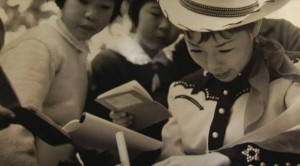 Tomi Fujiyama signs an autograph.